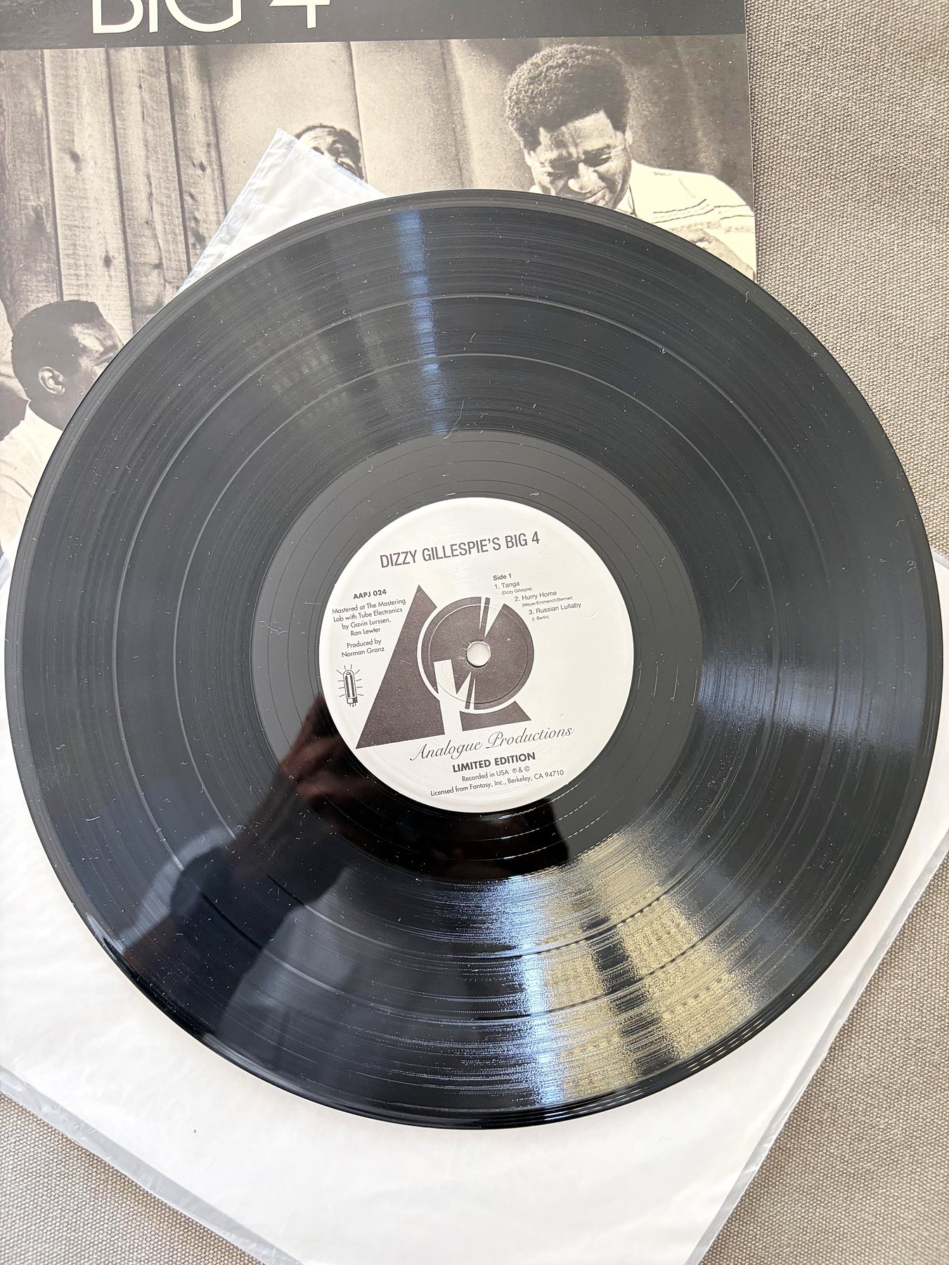 Il vinile di Dizzy Gillespie's Big 4 appoggiato sulla busta interna, con la copertina sullo sfondo