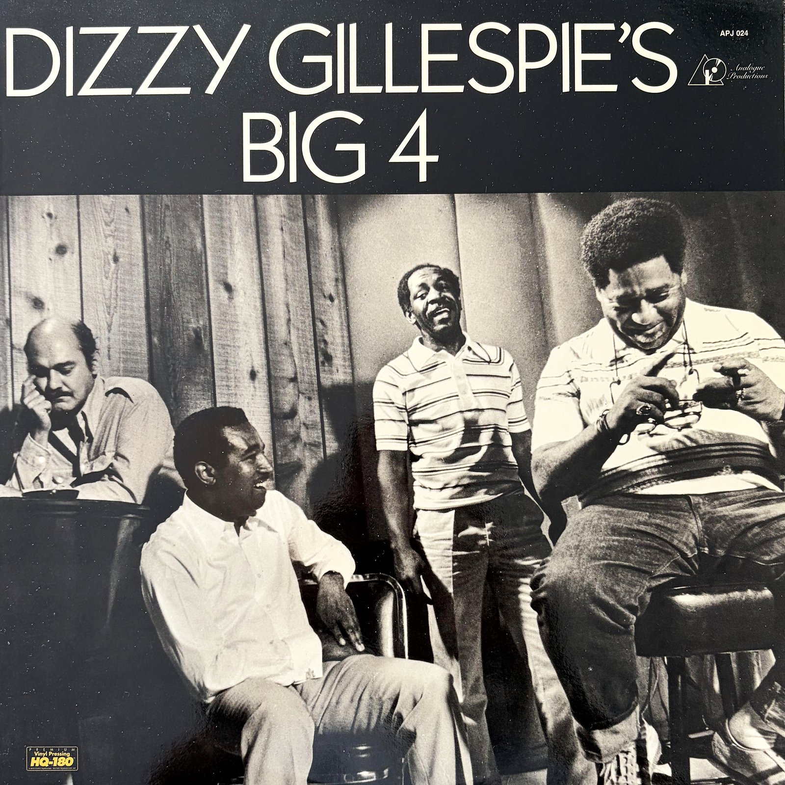 Copertina di Dizzy Gillespie's Big 4, Analogue Productions APJ 024: fotografia in bianco e nero di quattro musicisti in studio