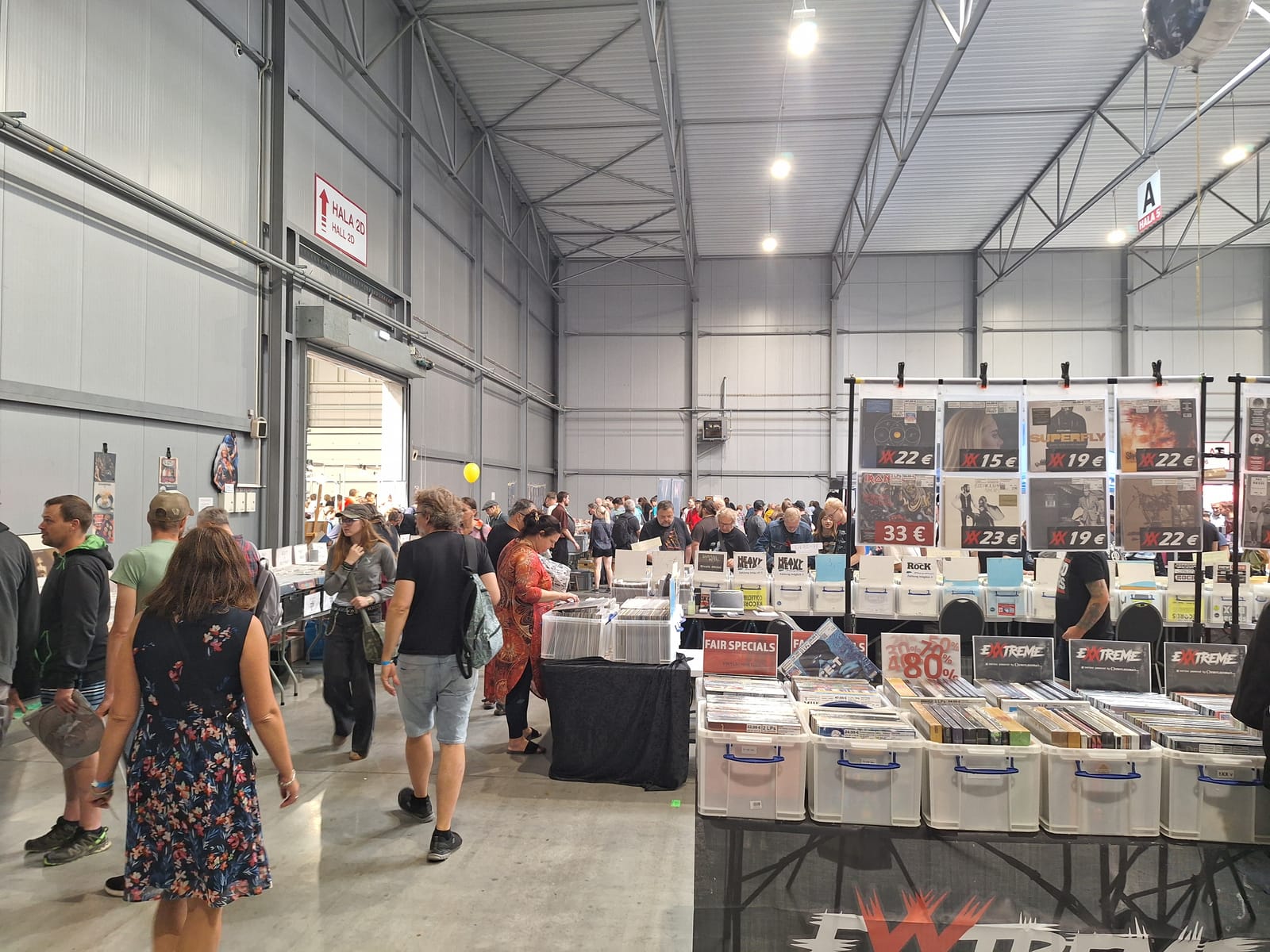 Banchi dei venditori e LP con i prezzi esposti al Vinyl & Stereo Expo di Praga, settembre 2026