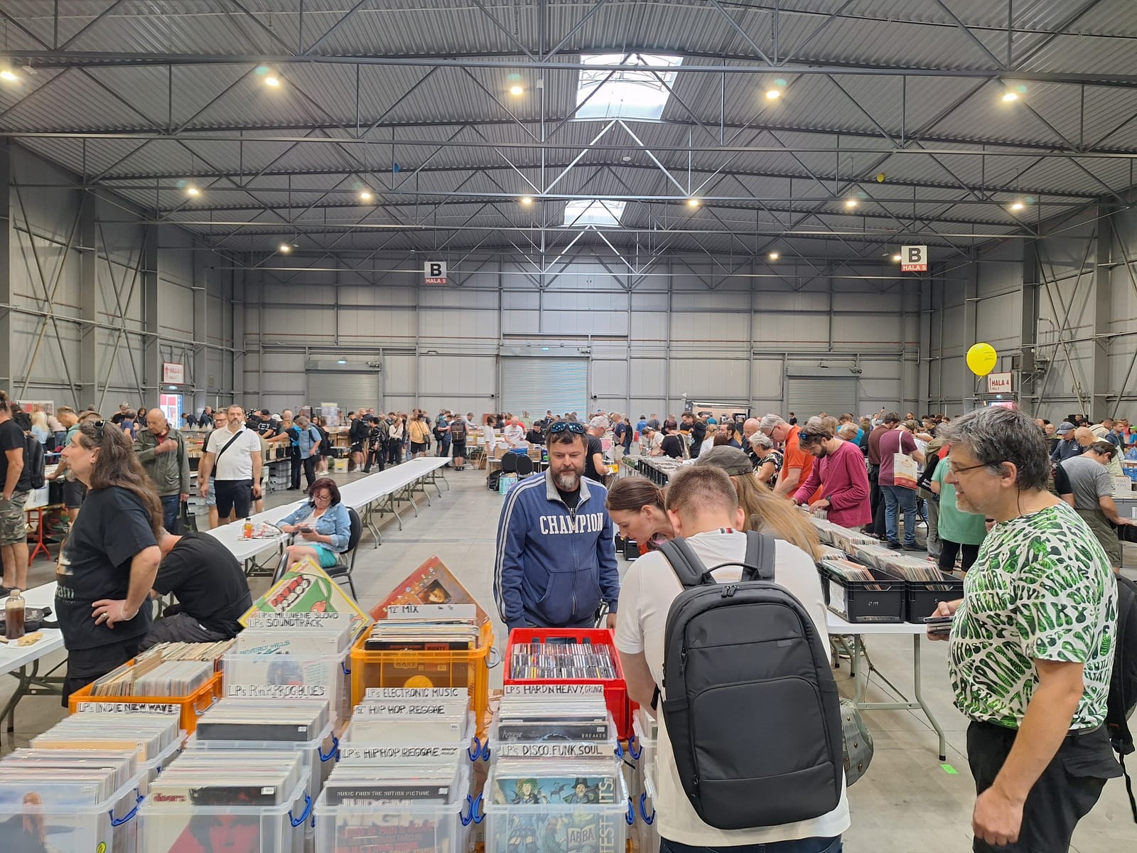 Casse di dischi e visitatori in un padiglione del Vinyl & Stereo Expo di Praga, settembre 2026