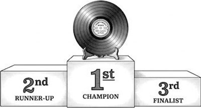 Podio con un disco in vinile sul primo gradino