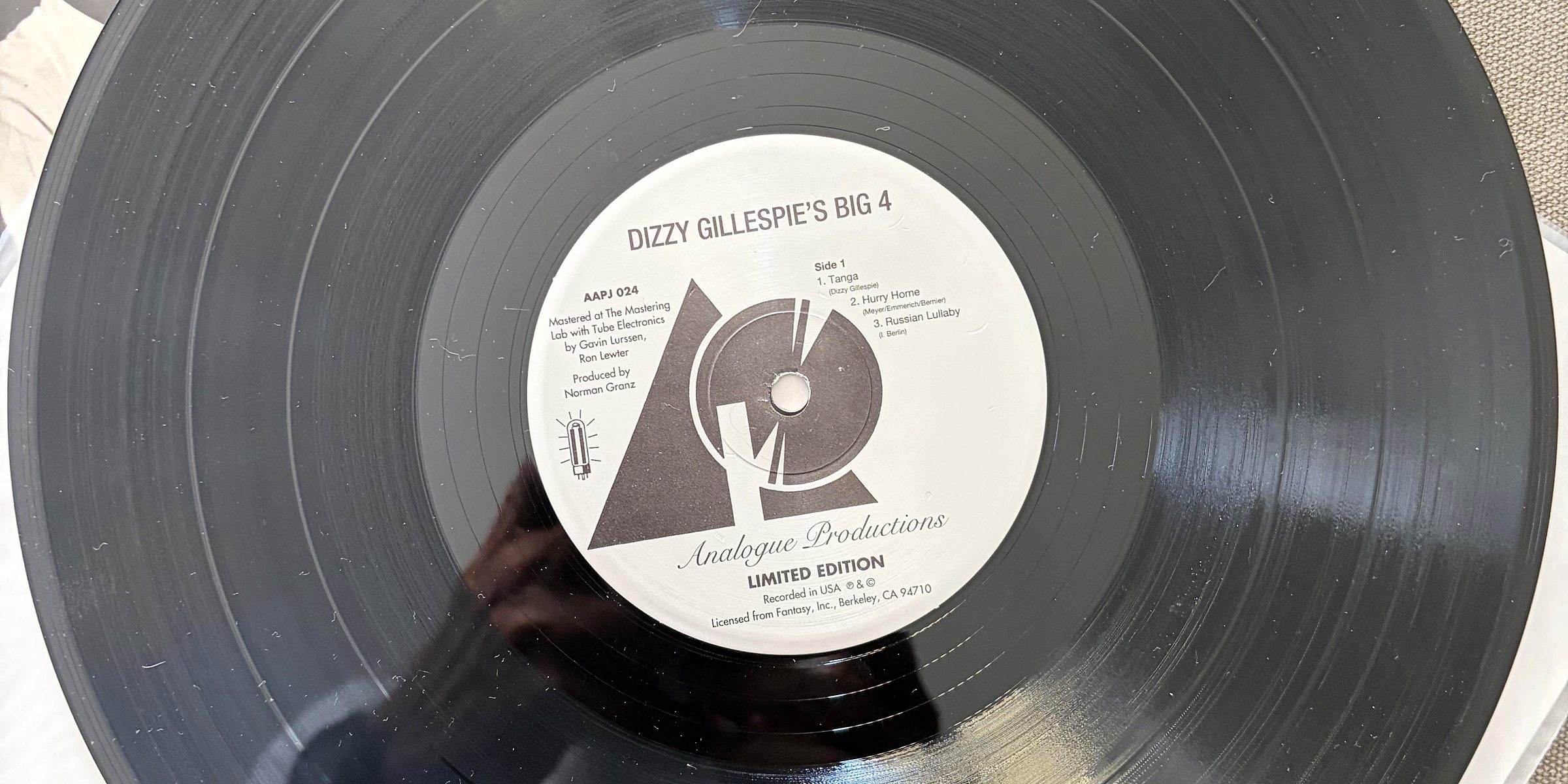 Etichetta del lato 1 di Dizzy Gillespie's Big 4, edizione Analogue Productions AAPJ 024, sul vinile nero