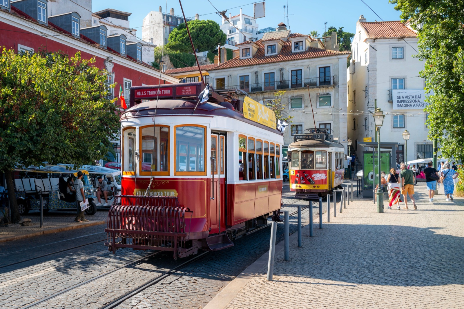 Tram storico nel quartiere della Graça a Lisbona