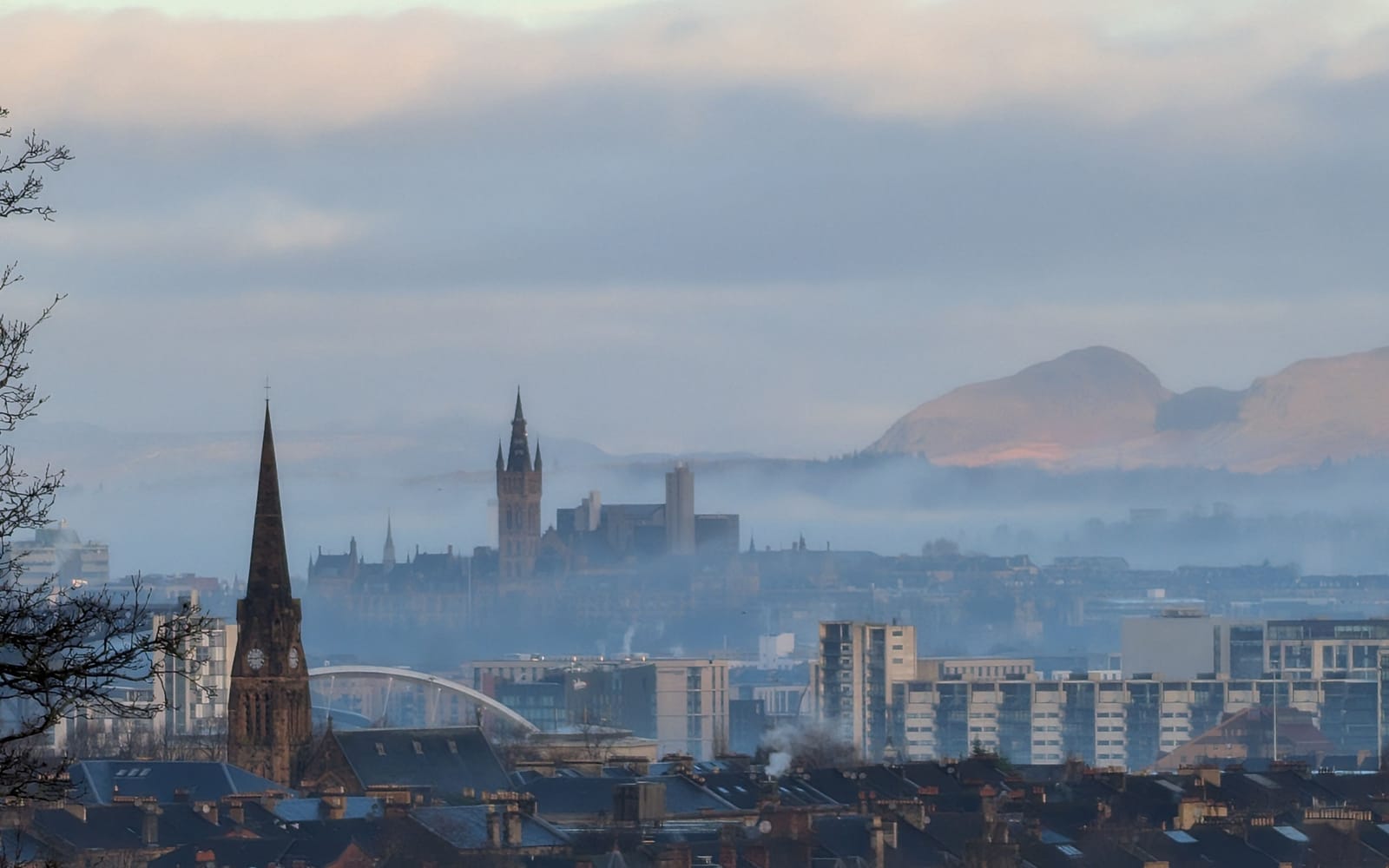 Glasgow — Dietro il bancone, sotto l'arco della ferrovia