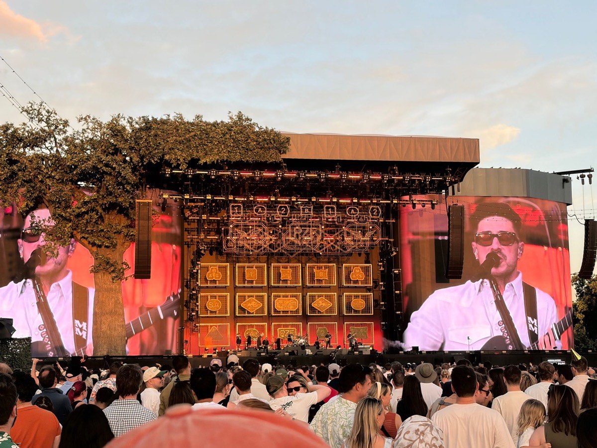 Panoramic view of Hyde Park at sunset during the Mumford & Sons concert, the low sun in the eyes of the sixty-five thousand crowd